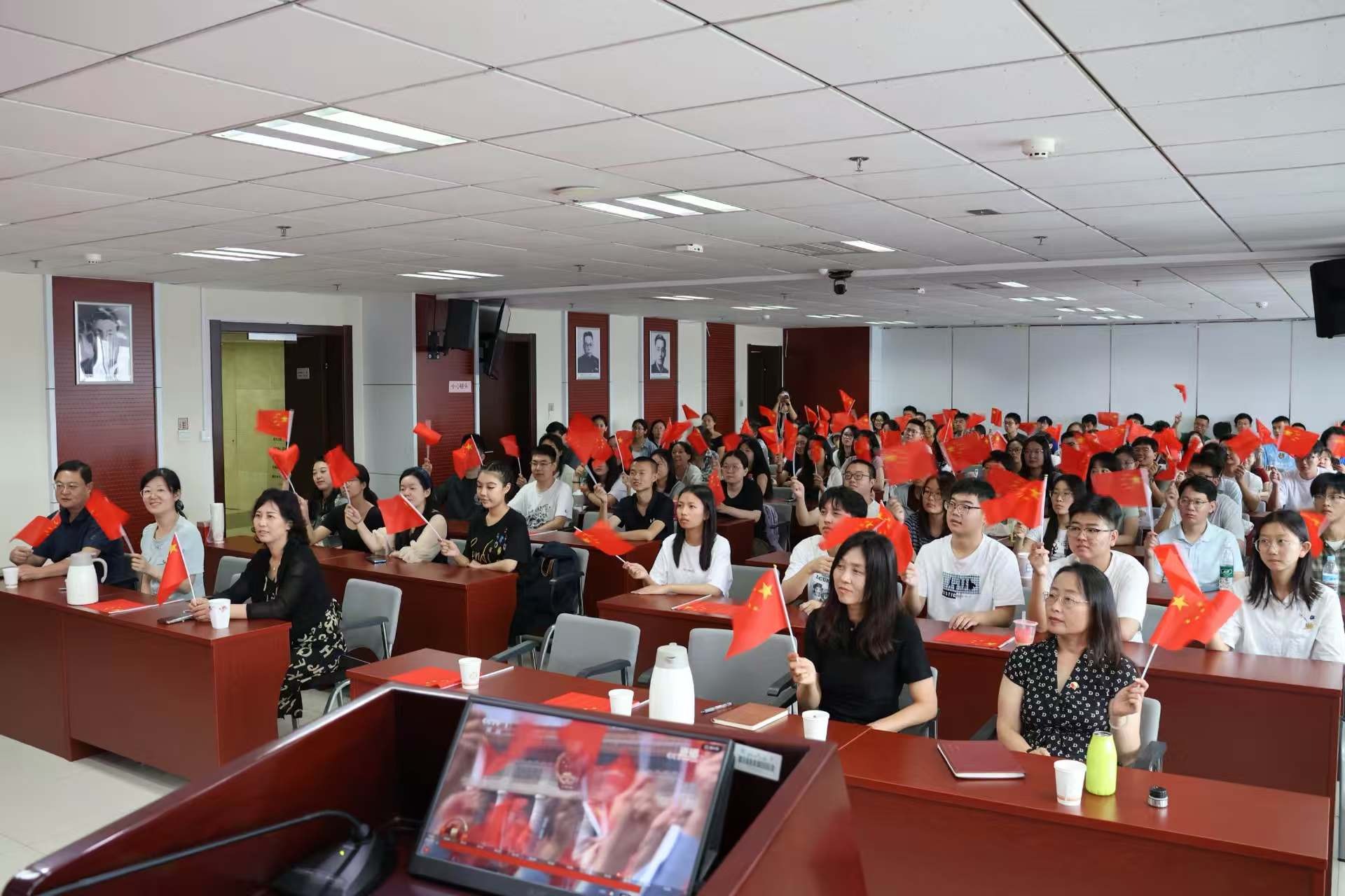 学院组织师生观看纪念中国人民抗日战争暨世界反法西斯战争胜利80周年大会